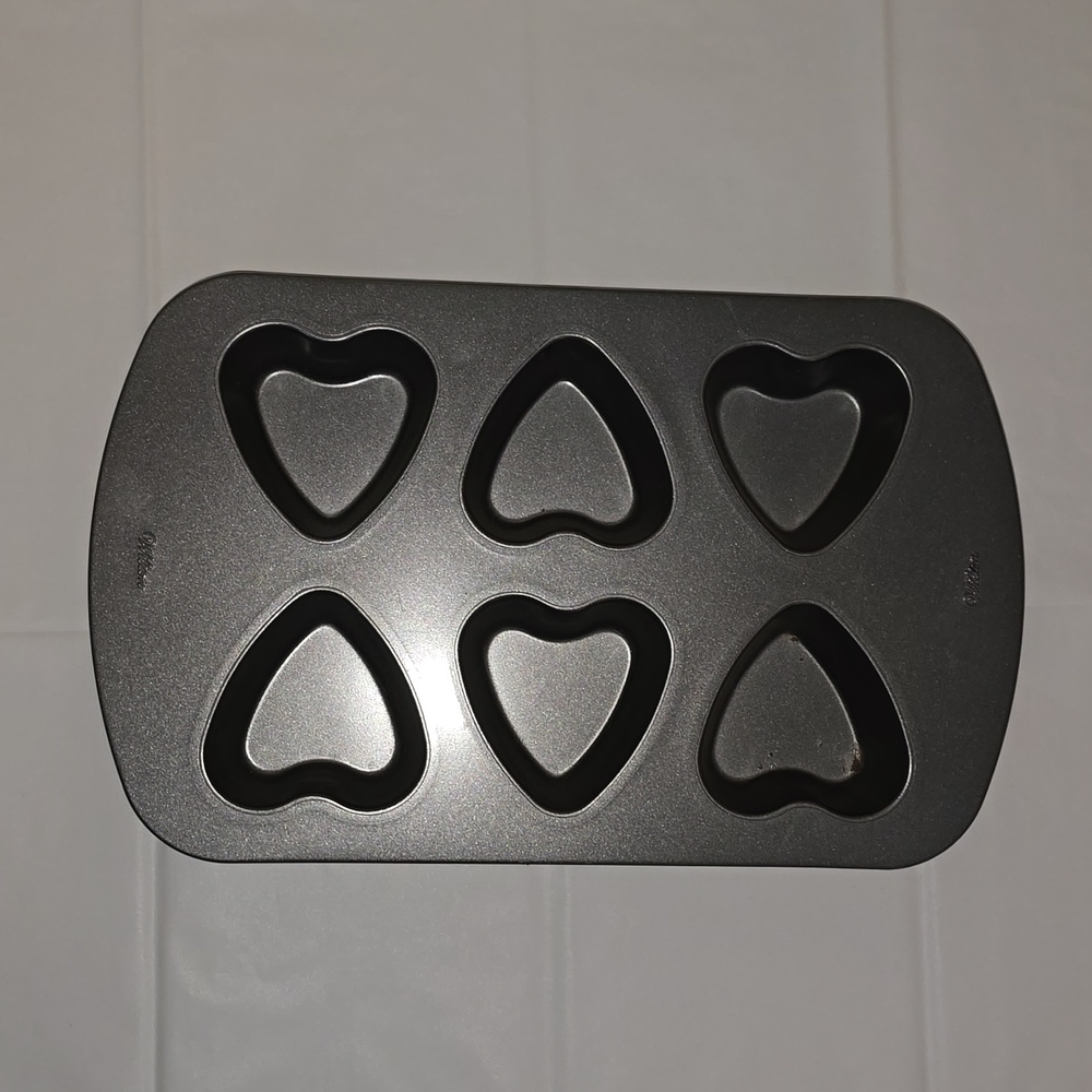 Wilton 6 Cavity Jumbo Heart Muffin Pan